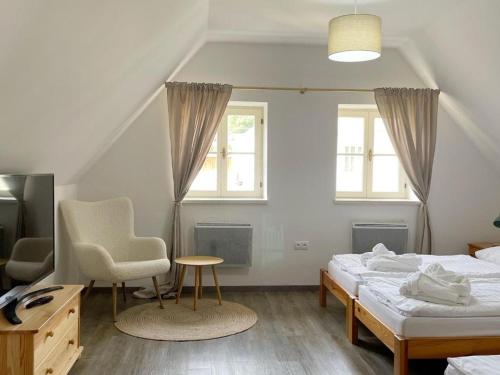 1 Schlafzimmer mit 2 Betten, einem Schreibtisch und einem Stuhl in der Unterkunft Siglisberg in Banská Štiavnica