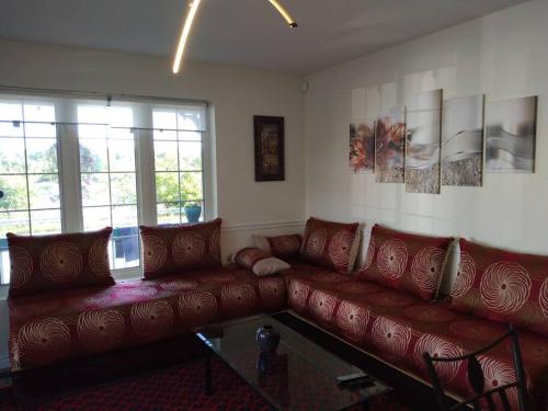 Een zitgedeelte bij Guest house with Moroccan style in Gatineau 15 min from heart of Ottawa