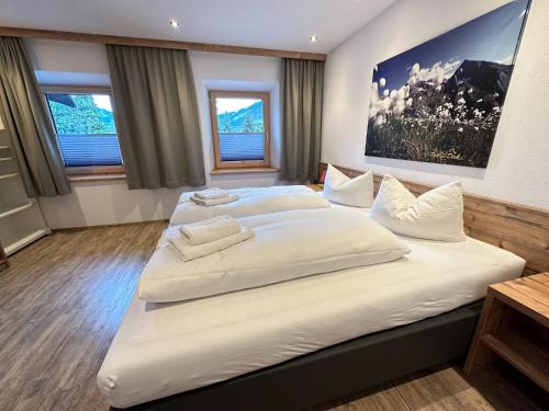 Postel nebo postele na pokoji v ubytování Appartementhaus Mayrhofen by PiaundDirk