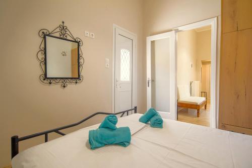 Un dormitorio con una cama con toallas azules. en Itea Studio, en Itea