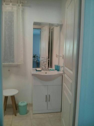une salle de bain avec un lavabo et un miroir dans l'établissement La maison des créatifs, à Montdardier