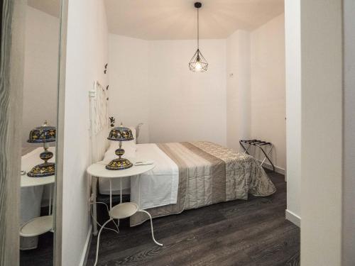 ein Schlafzimmer mit einem Bett, einem Tisch und Stühlen in der Unterkunft Pizarro 32 - A las puertas del campo talaverano in Talavera de la Reina