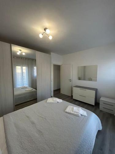 een slaapkamer met een groot bed en een badkamer bij Da Rosa in Mestre