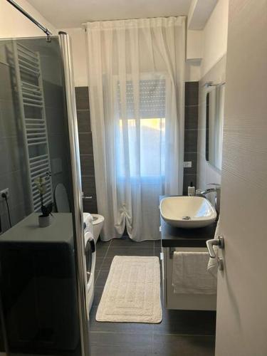 een badkamer met een wastafel, een toilet en een douche bij Da Rosa in Mestre