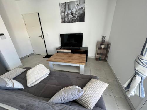 un salon avec un canapé et une table dans l'établissement APPT 4 personnes TRIBORD, à Port-Leucate