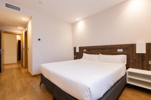 a bedroom with a large white bed in a room at Alda Ruta Castilla in Palencia