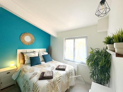 a bedroom with a large bed with blue walls at L'Oasis-T4 Duplex Calme Hypercentre Proche Rue Nat in Villefranche-sur-Saône