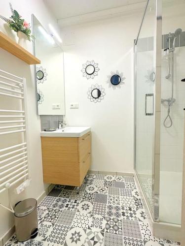 une salle de bain avec un lavabo et une douche dans l'établissement LOASIS - Duplex T4 Hypercentre, à Villefranche-sur-Saône