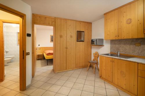 una cucina con mobili in legno e un lavello di Baita Francisi a Livigno