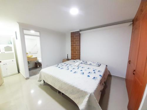 Un pat sau paturi într-o cameră la Precioso apartamento en Medellín con parqueadero gratis laure