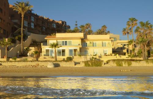 Espectacular Suite Privada a pie de playa y mar en CHALET ROQUETES