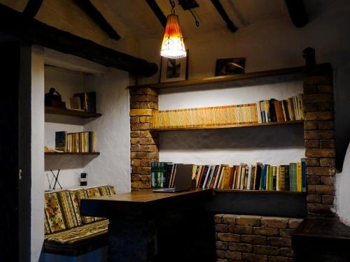 um quarto com uma prateleira cheia de livros em Hotel Hacienda Suescún em Tibasosa