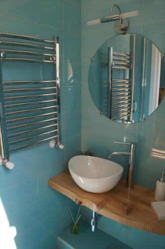 a bathroom with a white sink and a mirror at QuiSiSana a mare in Castellammare di Stabia