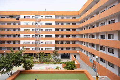 an apartment building with a pool in the courtyard at 3 bdr cozy apt in Condominio Mi, Palmarejo Grande in Praia