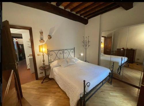 1 dormitorio con 1 cama grande en una habitación en Casa Logge del Vasari, en Arezzo