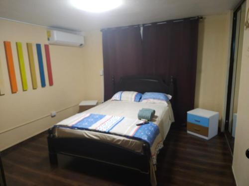 a bedroom with a bed in a room at Casa Las Minas en Pilón in Colón