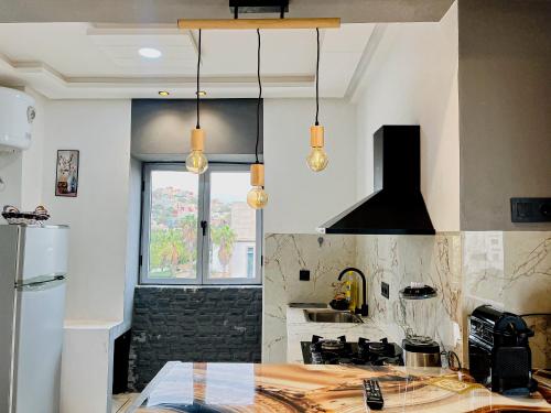 uma cozinha com um fogão e uma bancada em Private apartment, bright and quiet em Tânger