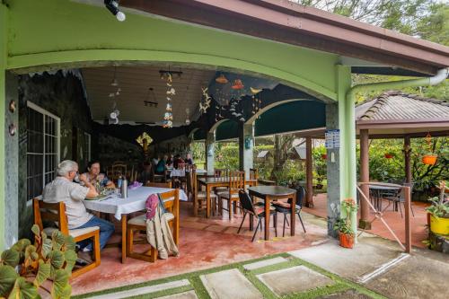 Restaurace v ubytování El Oasis Hotel y Restaurante