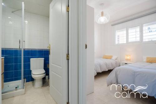 a bathroom with two beds and a toilet in a room at Apto. Bellavista by MarCalma in Miami Platja