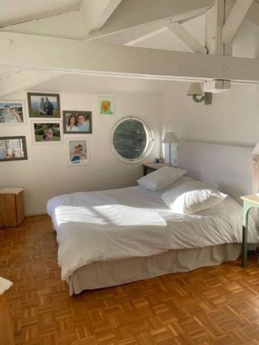 une chambre avec un lit blanc et une fenêtre dans l'établissement Villa piscine vue sur mer Ollioules, à Ollioules