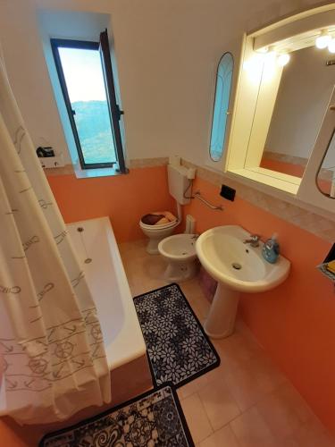 uma casa de banho com uma banheira, um lavatório e um WC. em Parco Gessilandia em Sasso Feltrio