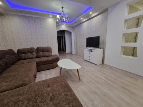 ein Wohnzimmer mit einem Sofa und einem Tisch in der Unterkunft 1 bedroom and living, Testemiteanu str. in Chişinău