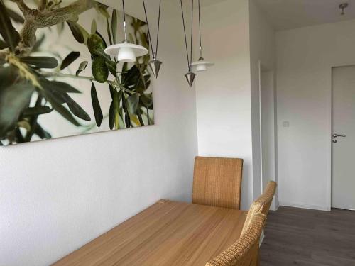 jadalnia ze stołem i obrazem na ścianie w obiekcie Geräumige Wohnung in ruhiger Lage in Gütersloh mit Netflix w mieście Gütersloh