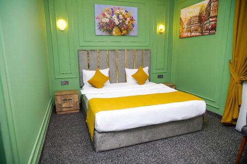 Schlafzimmer mit einem Bett mit gelben und grünen Wänden in der Unterkunft Batuhan tesisleri in Çiftlikköy