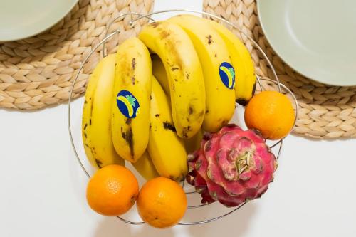 eine Schale mit Bananen, Orangen und Ananas in der Unterkunft Casa Adosada La Platanera by Vive La Exclusividad in San Miguel de Abona