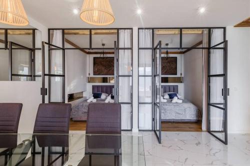 a dining room with a table and a bedroom at MountainBase - Widokowy 1 in Kościelisko