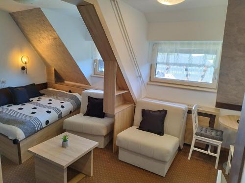 コパオニクにあるApartment Maja Konaciのベッドルーム1室(ベッド1台、椅子1脚付)