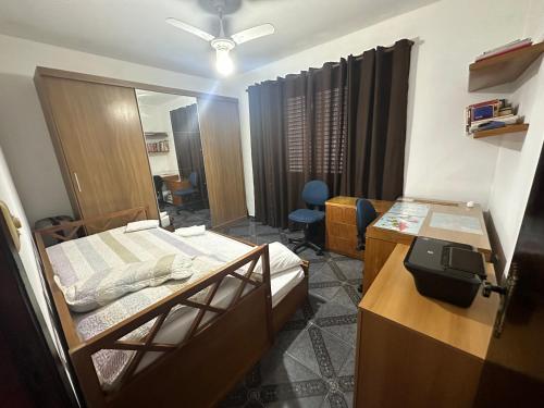 a room with two bunk beds and a desk at Vista ao mar no Gonzaga in Santos