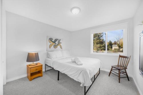 biała sypialnia z 2 łóżkami i oknem w obiekcie Hanlon Creek Gem Close To U Of G 3 Bedroom w mieście Guelph