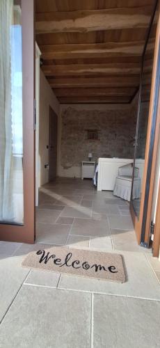 a welcome mat on the floor of a room at Agriturismo La Pina in Tarzo