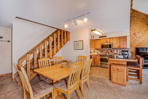 eine Küche und ein Esszimmer mit einem Holztisch und Stühlen in der Unterkunft Pine Ridge 05F in Breckenridge