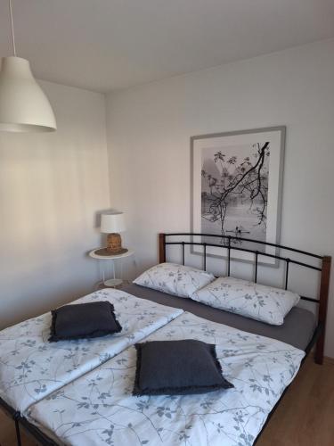 un letto con due cuscini sopra in una stanza di Apartments Place4you a Bjelovar