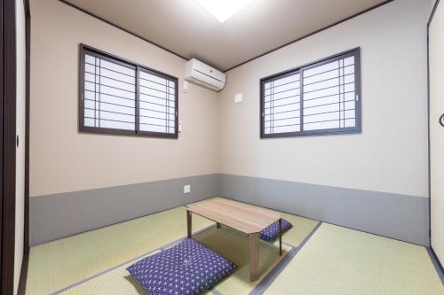 une chambre avec une table et deux fenêtres dans l'établissement FAMILIA Kojiya - Vacation STAY 13467, à Tokyo