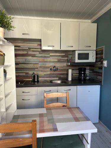A kitchen or kitchenette at Andrea Apartman