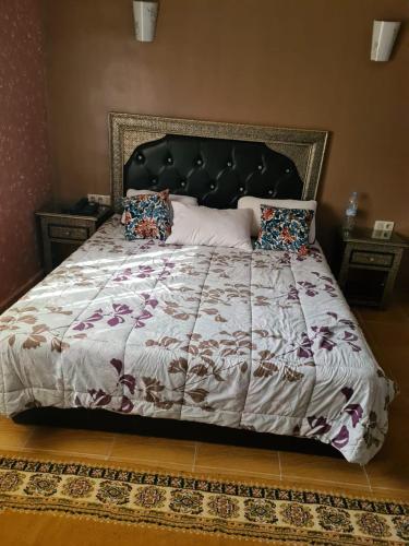 a bedroom with a large bed with a large comforter at Maison d’hôtes SOUIHLA in Oulad Sidi Cheïkh