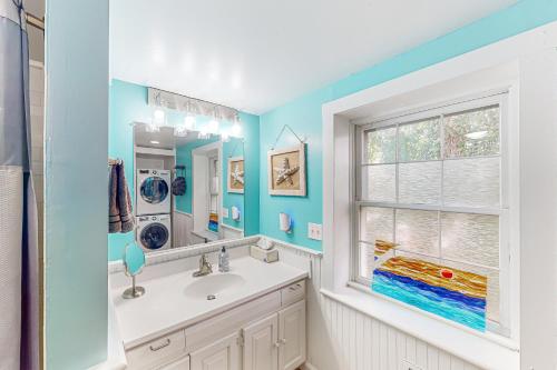 La salle de bains est pourvue d'un lavabo et d'un miroir. dans l'établissement Skyline Sanctuary, à Annapolis