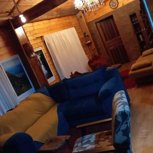 烏魯比西的住宿－Sítio Fundo Da Grota，客厅位于房子内,设有蓝色沙发