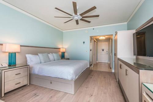 - une chambre avec un lit et un ventilateur de plafond dans l'établissement Studio Located at The Ritz Carlton Key Biscayne, Miami, à Miami