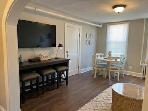 Una sala de estar con una mesa y un comedor. en Annapolis @Gate 1 steps to the Harbor Free parking, en Annapolis