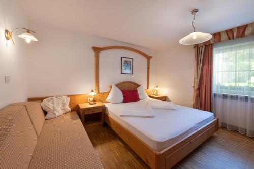 a small bedroom with a bed and a couch at Cristallo B&B in Castelrotto