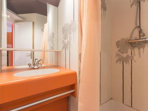 拉赫茲耶爾的住宿－Appartement La Rosière, 2 pièces, 5 personnes - FR-1-275-97，一间带水槽和淋浴的浴室