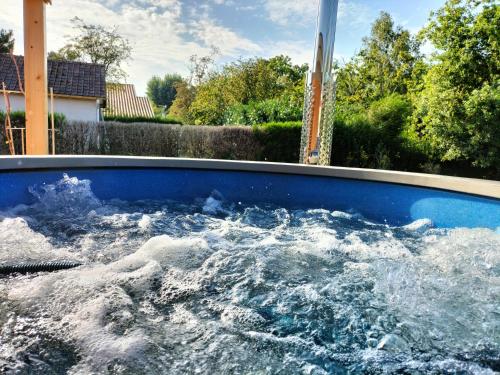 einen mit Wasser gefüllten Whirlpool im Hof in der Unterkunft Maison du petit p(a)in in Cucq