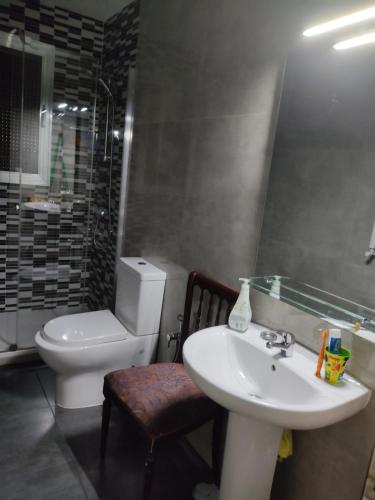 een badkamer met een wastafel, een toilet en een wastafel bij Apartamento Abrantes in Madrid