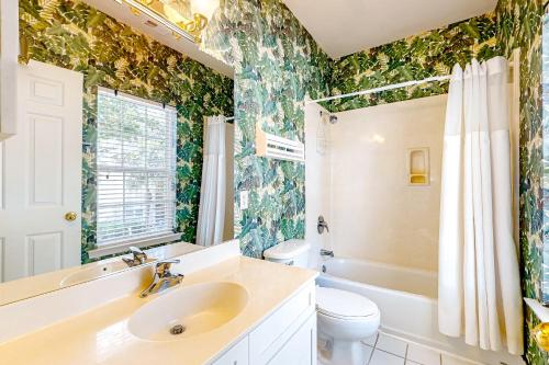 ein Badezimmer mit einem Waschbecken, einem WC und einer Badewanne in der Unterkunft Golfmaster E2 in Hilton Head Island