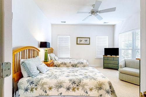 1 Schlafzimmer mit 2 Betten und einem Deckenventilator in der Unterkunft Golfmaster E2 in Hilton Head Island