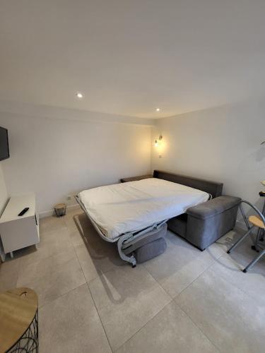 ein Zimmer mit einem Krankenhausbett in der Ecke eines Zimmers in der Unterkunft Studio 2 personnes équipé in Vignac